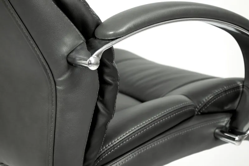 Chefsessel Paul-XXL/ bis 150 kg belastbar /Federkern-Sitz /Gestell Metall verchromt /Armlehnen gepolstert/Bezug Kunstleder dunkelgrau /Absatz schwarz /B 64, H 108-118, T 72 cm