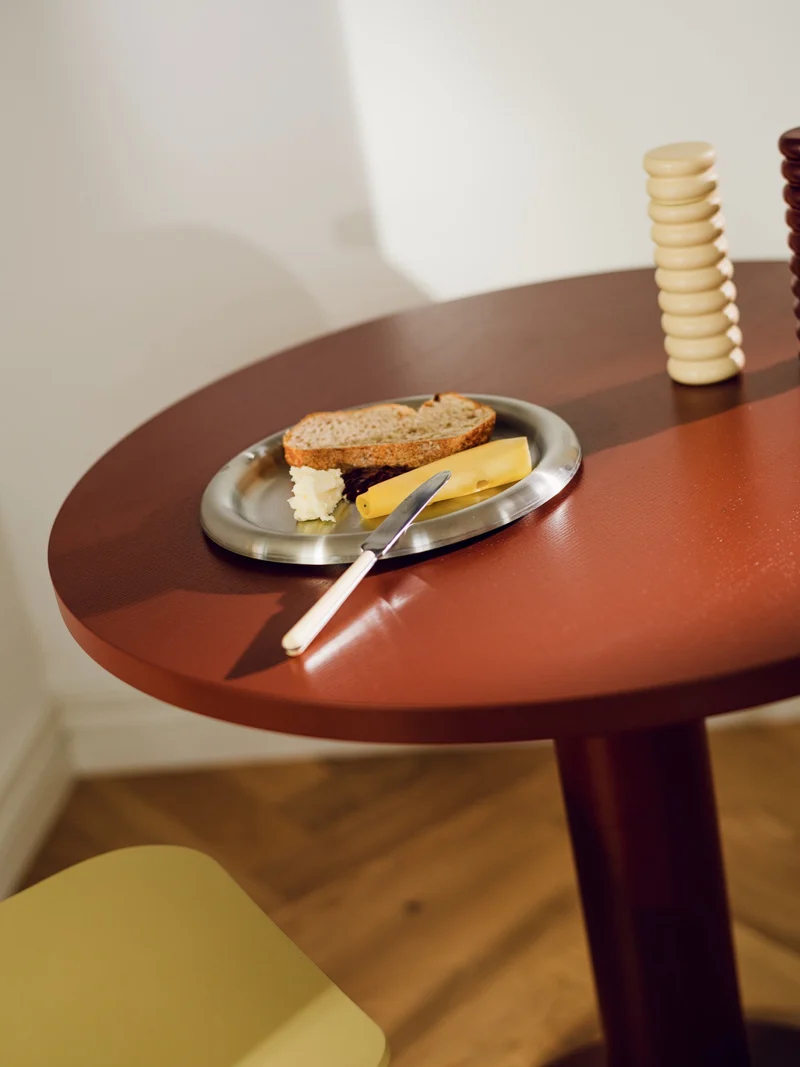 Table à manger ronde en frêne et acier rouge et beige 80x80x73 cm Sool Café - noo.ma