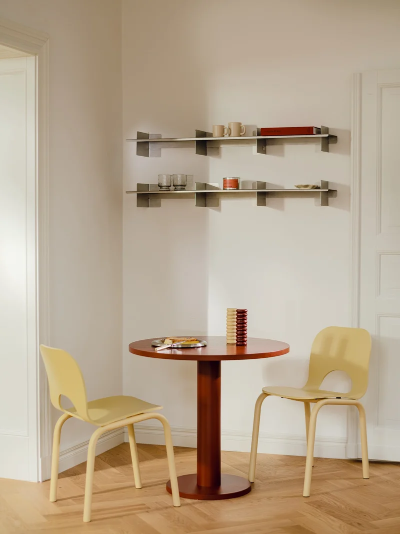 Table à manger ronde en frêne et acier rouge et beige 80x80x73 cm Sool Café - noo.ma