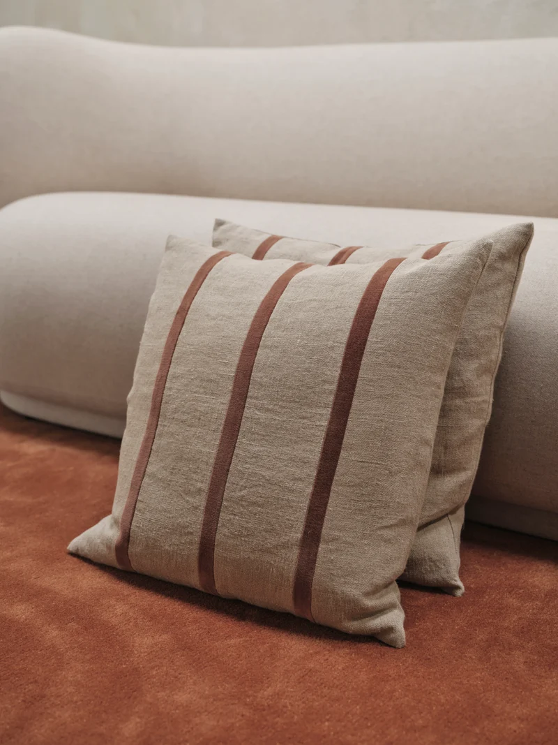 Coussin carré en lin beige et rayures velours marron 50x50cm Senti - Ferm Living