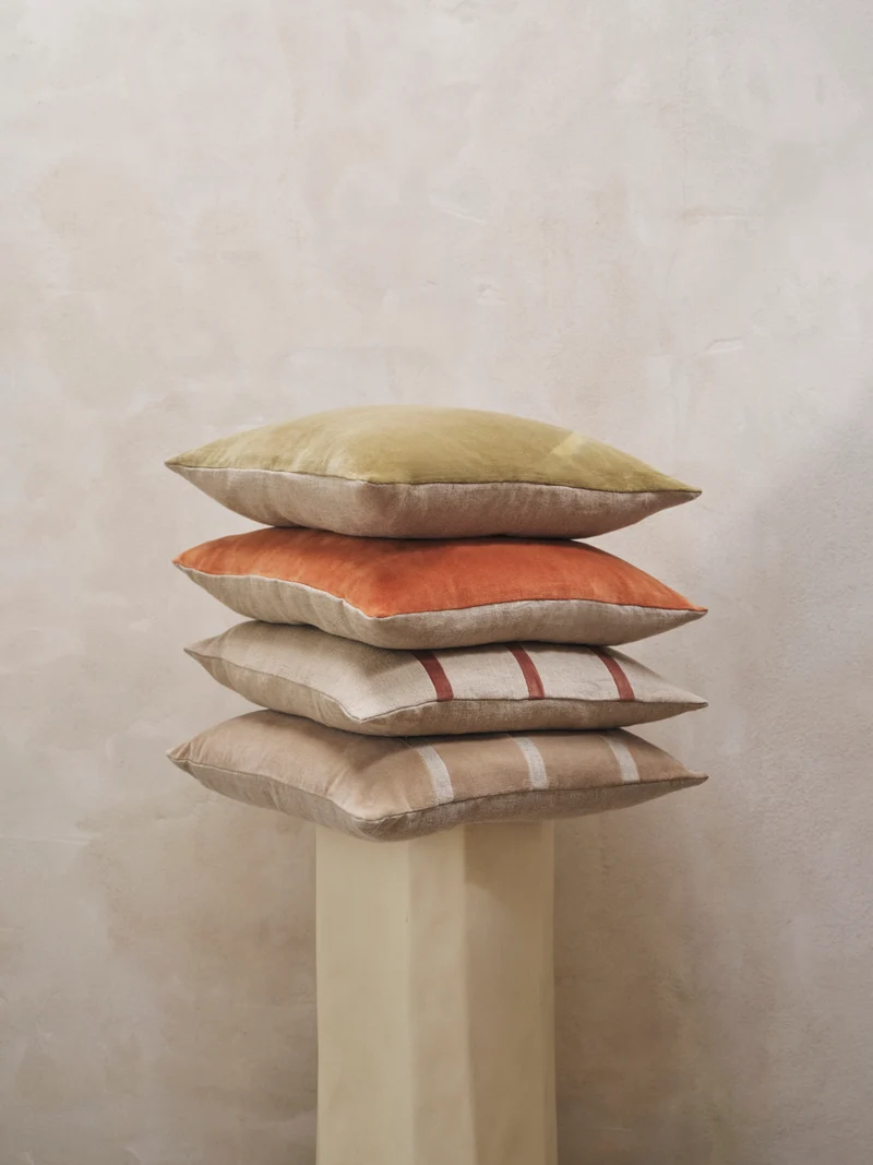 Coussin carré en lin beige et rayures velours marron 50x50cm Senti - Ferm Living