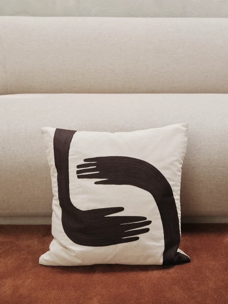 Coussin carré en coton bio beige et broderie marron café 50x50cm Pose - Ferm Living