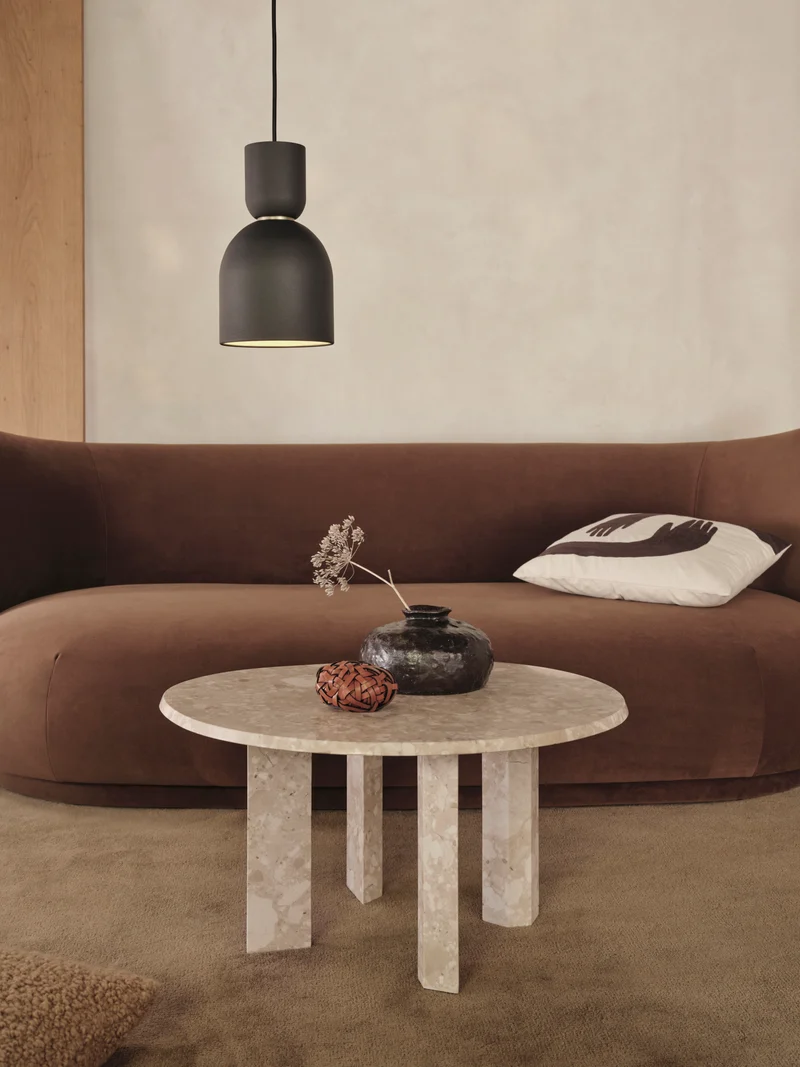 Coussin carré en coton bio beige et broderie marron café 50x50cm Pose - Ferm Living