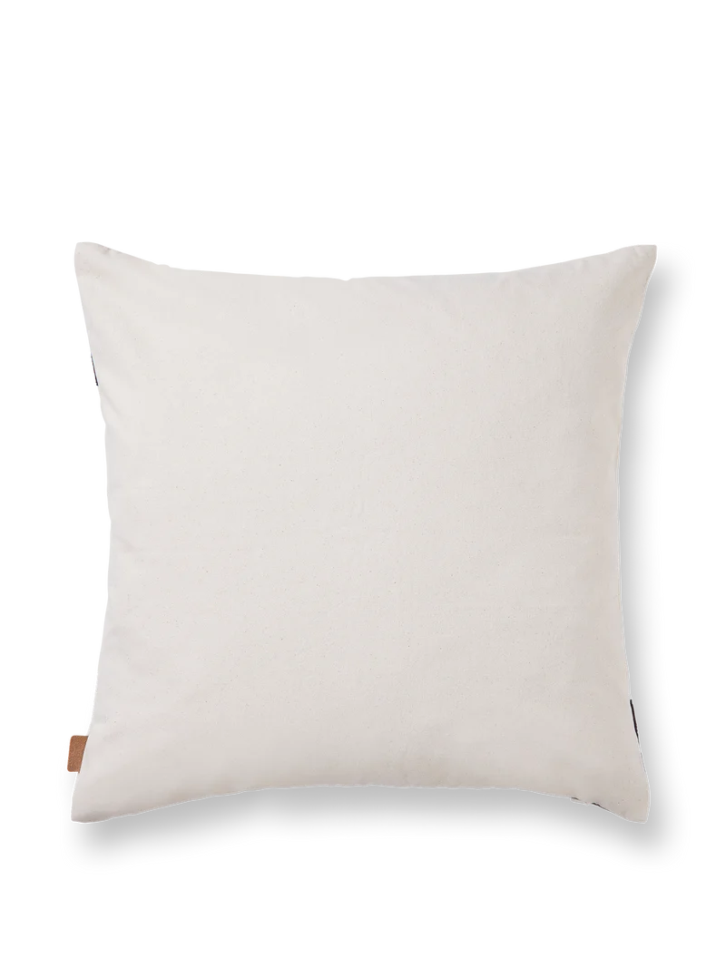 Coussin carré en coton bio beige et broderie marron café 50x50cm Pose - Ferm Living