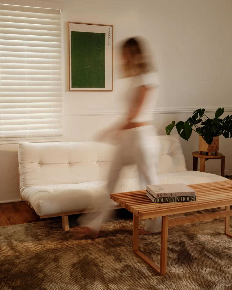 Canapé convertible en bois de pin et matelas gris foncé 130x200cm Lean - Karup Design
