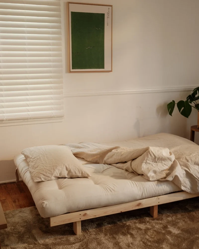 Canapé convertible en bois de pin et matelas gris foncé 130x200cm Lean - Karup Design