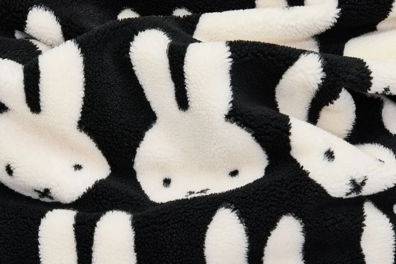 Pouf pour enfant en tissu doux noir et blanc 155x120x2cm Original Slim Teddy x Miffy - Fatboy