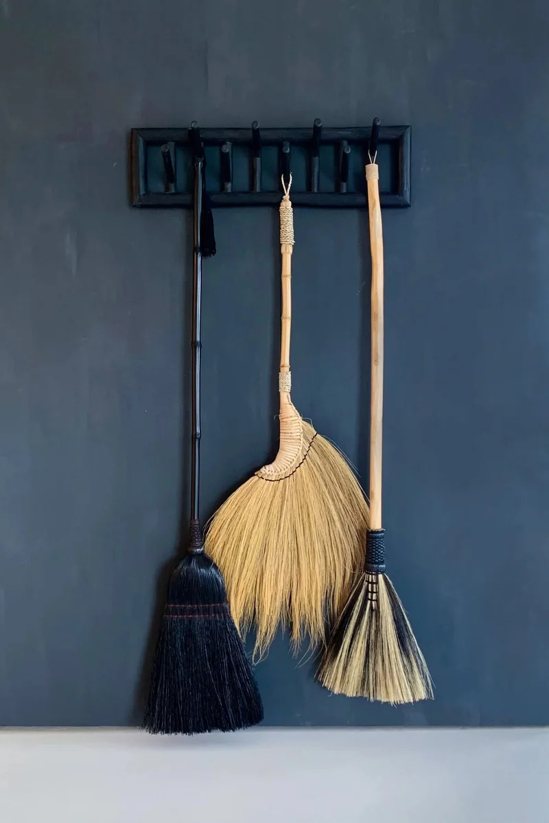 Balai en fibre tressée naturelle noire 130cm Big - Bazar Bizar