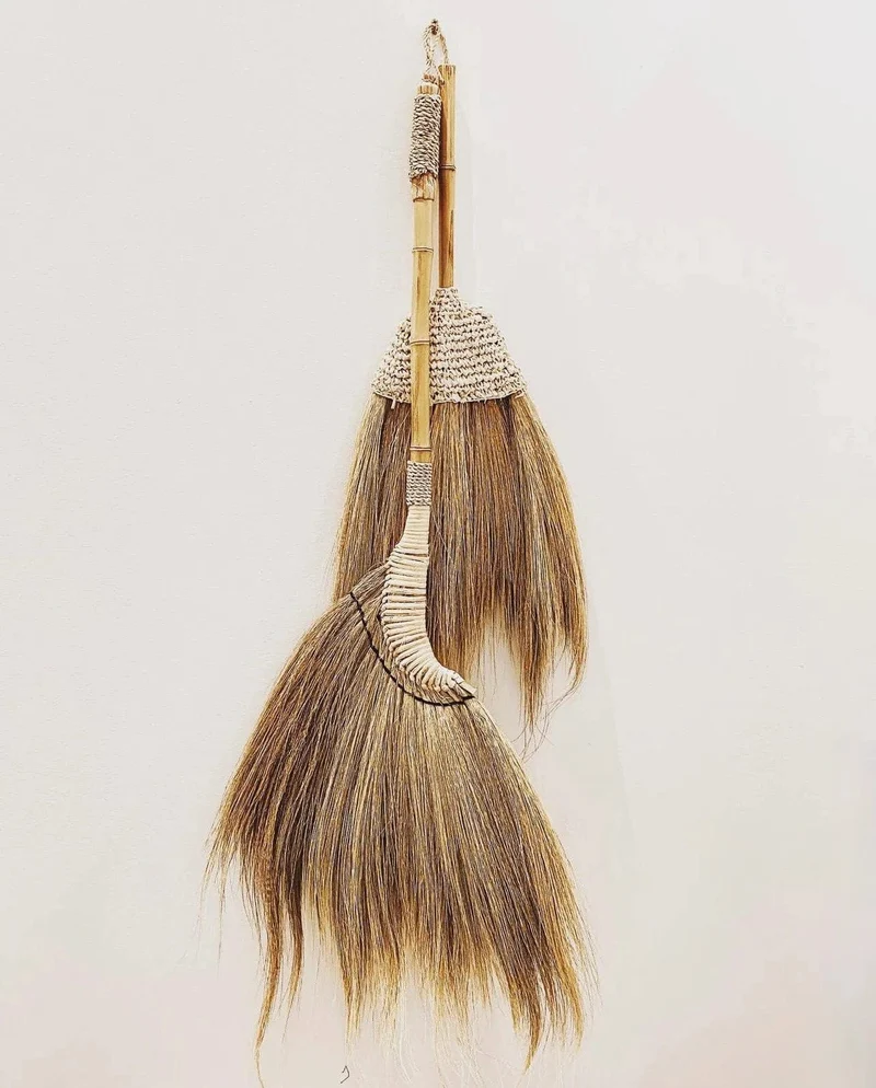 Balai en raphia tressé naturel 75cm Raffia - Bazar Bizar