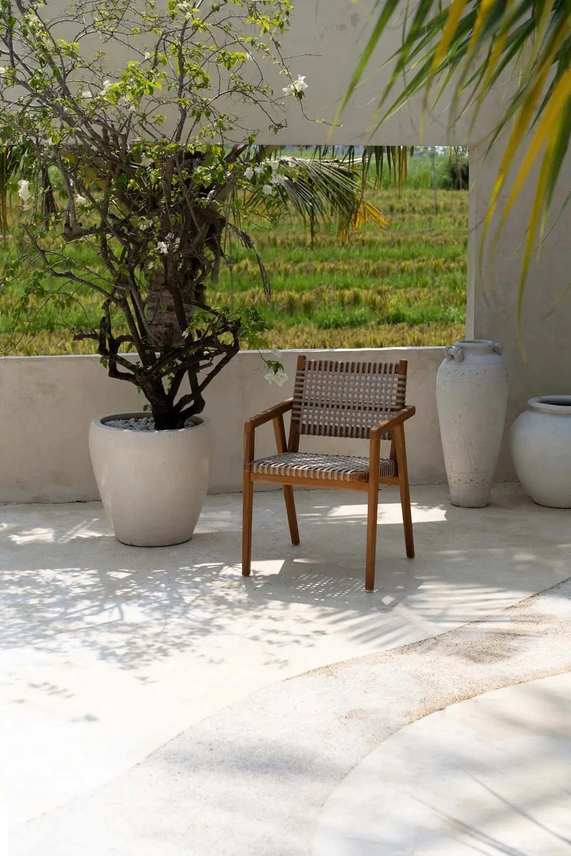 Chaise de jardin avec accoudoirs en bois de teck recyclé naturel 54x58x82cm Trikeri - Bazar Bizar