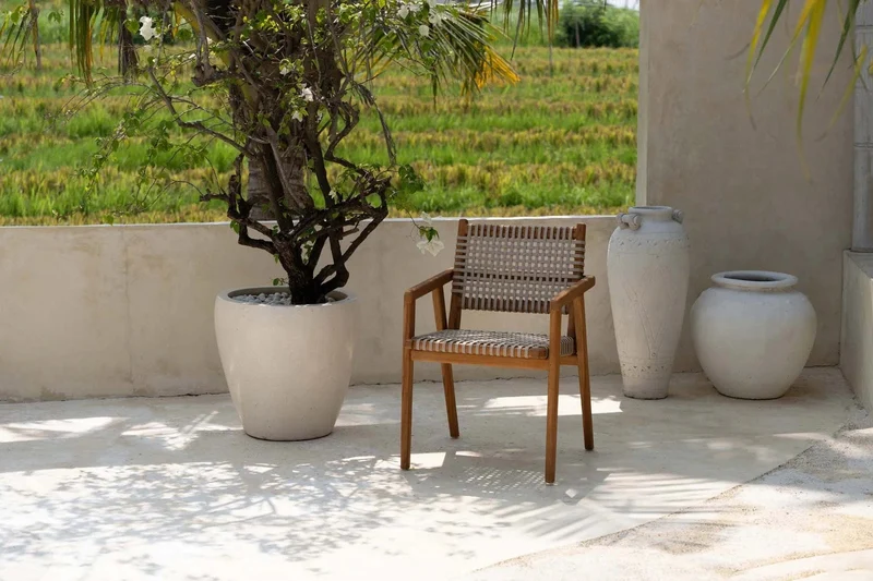 Chaise de jardin avec accoudoirs en bois de teck recyclé naturel 54x58x82cm Trikeri - Bazar Bizar