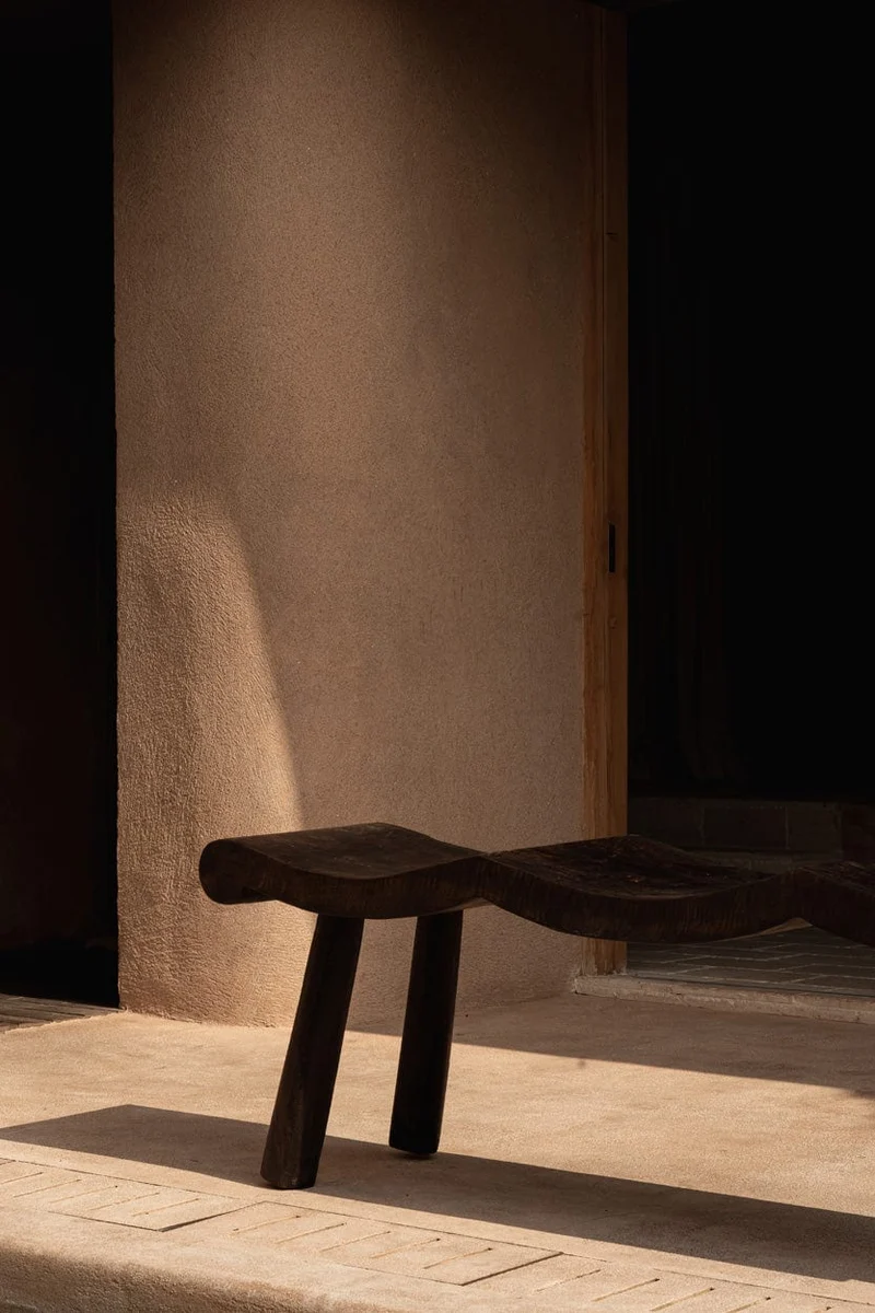 Banc en bois de manguier massif marron foncé 155x35x50cm Lombok Wave - Bazar Bizar