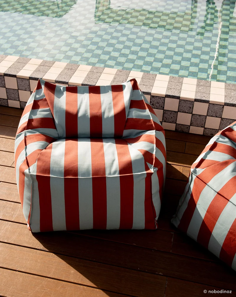 Nobodinoz Outdoor Sitzsack-Sessel Lenny Erwachsenengrösse Toffee Blau gestreift