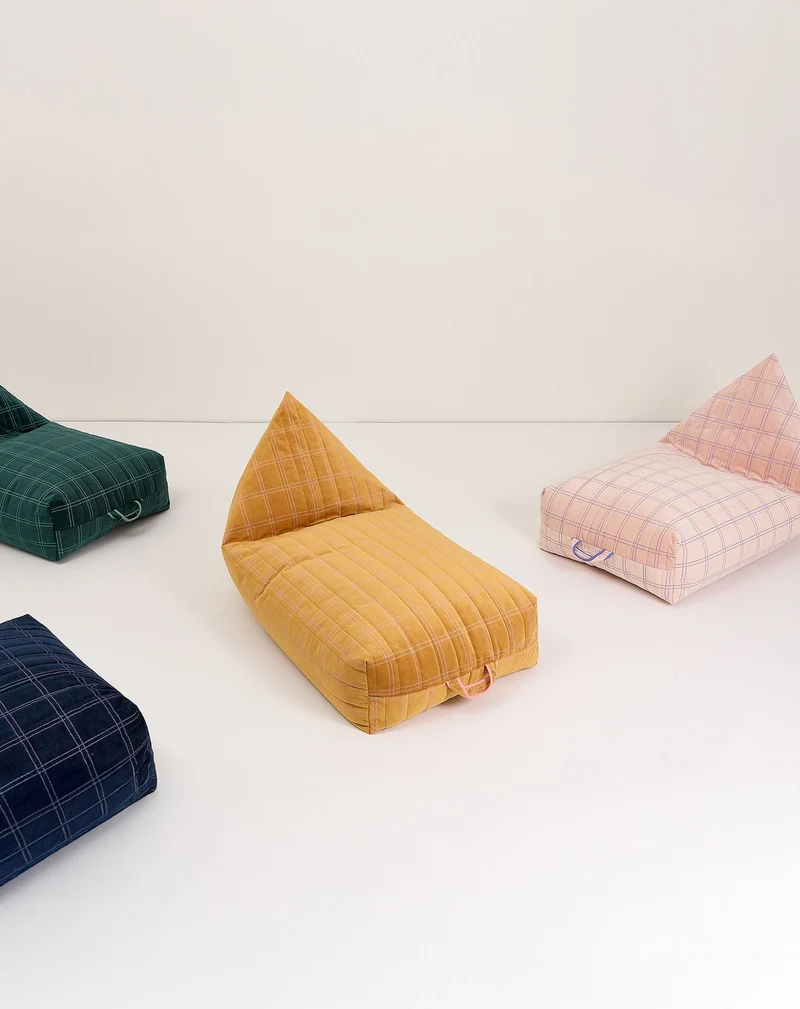 Nobodinoz langer Sitzsack Oasis Eco-Velvet Kindergrösse Olive