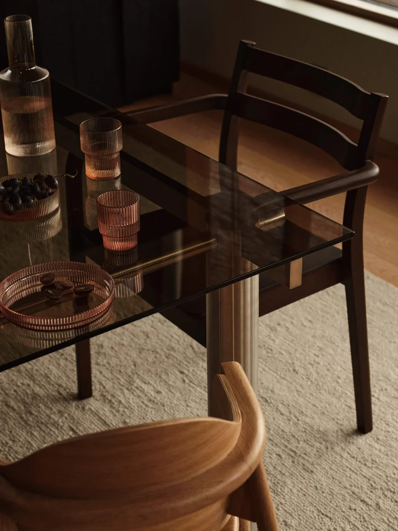 Table à manger rectangulaire en acier inoxydable brossé et verre teinté foncé 160 x 90 cm Atura - Ferm Living