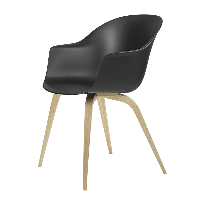 Chaise noire en chêne laqué mat Bat - Gubi