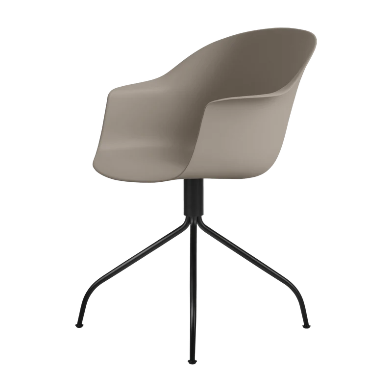 Chaise de bureau beige base noire mate pivotante Bat - Gubi