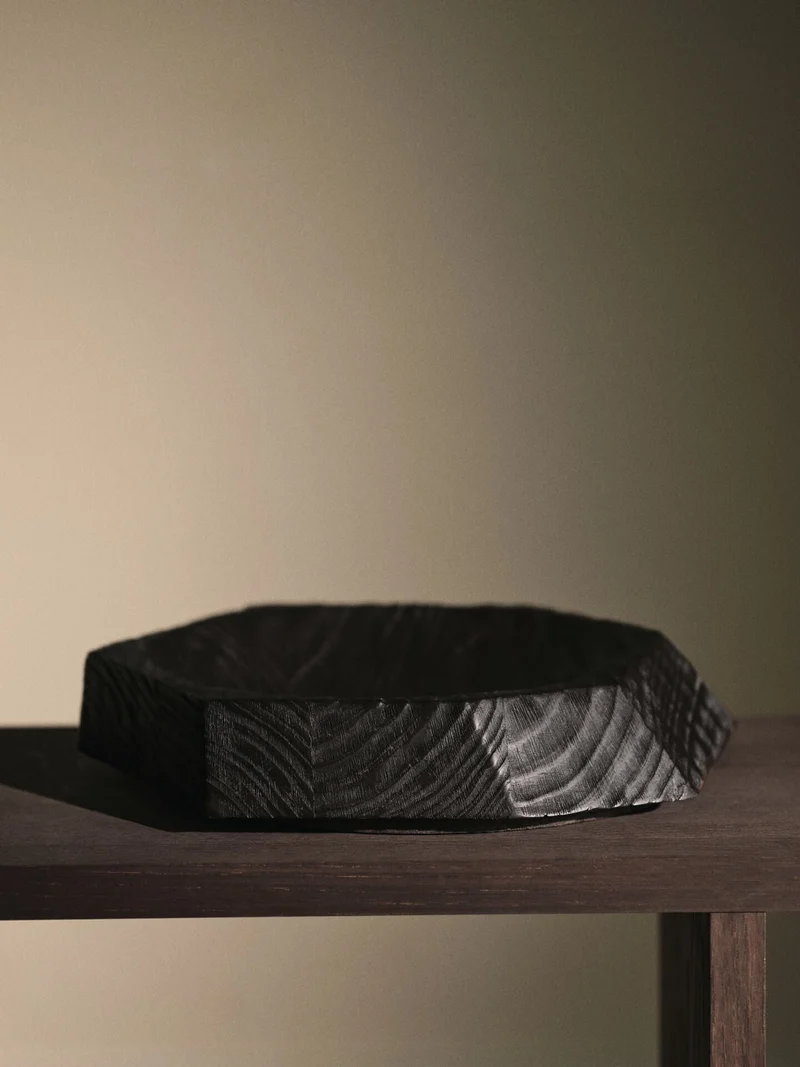 Centre de table en pin brûlé et teinté foncé 35,4 x 4 x 6,5 cm Koh - Ferm Living