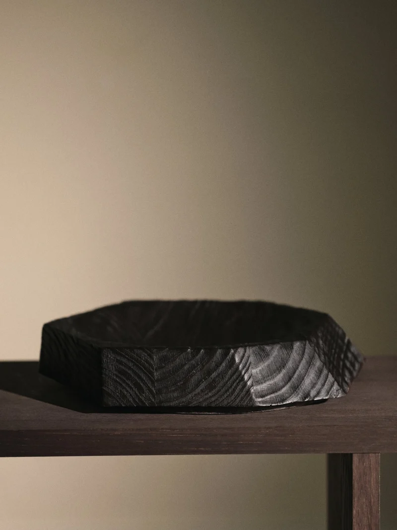 Centre de table en pin brûlé et teinté foncé 35,4 x 4 x 6,5 cm Koh - Ferm Living