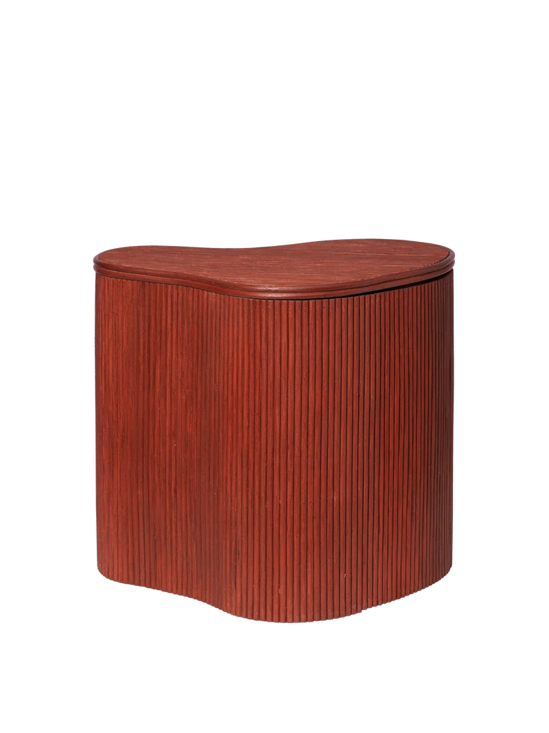Table d'appoint organique avec rangement en rotin et bois rouge oxydé 50 x 35 x 46 cm Isola - Ferm Living