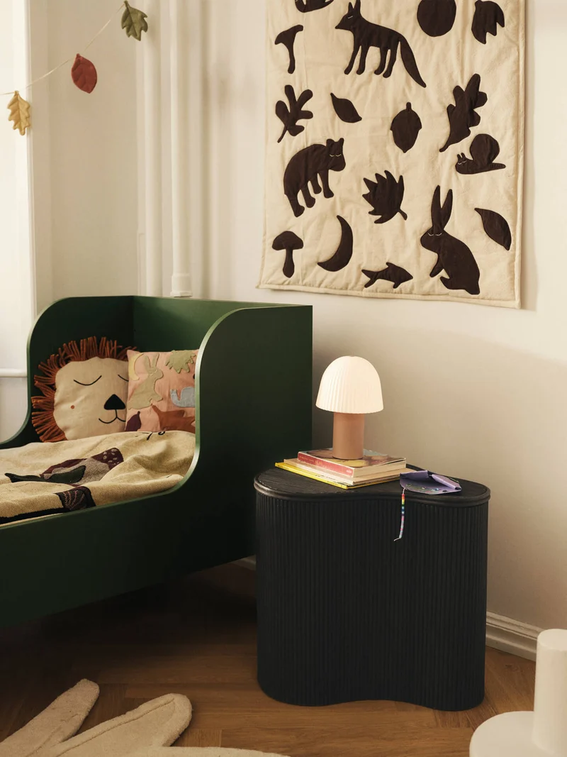 Table d'appoint organique avec rangement en rotin et bois teinté foncé 50 x 35 x 46 cm Isola - Ferm Living