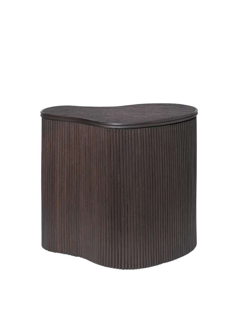 Table d'appoint organique avec rangement en rotin et bois teinté foncé 50 x 35 x 46 cm Isola - Ferm Living