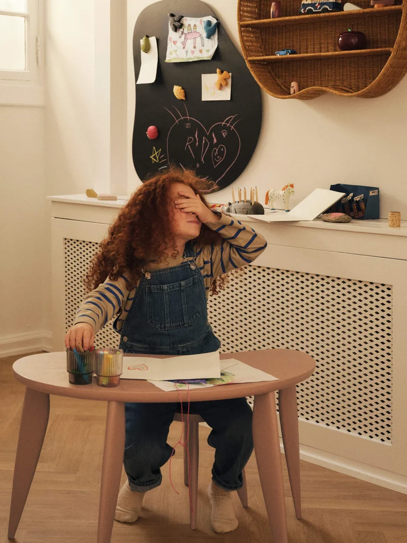 Bureau pour enfant en frêne rose 79 x 40,5 x 48 cm Feve - Ferm Living