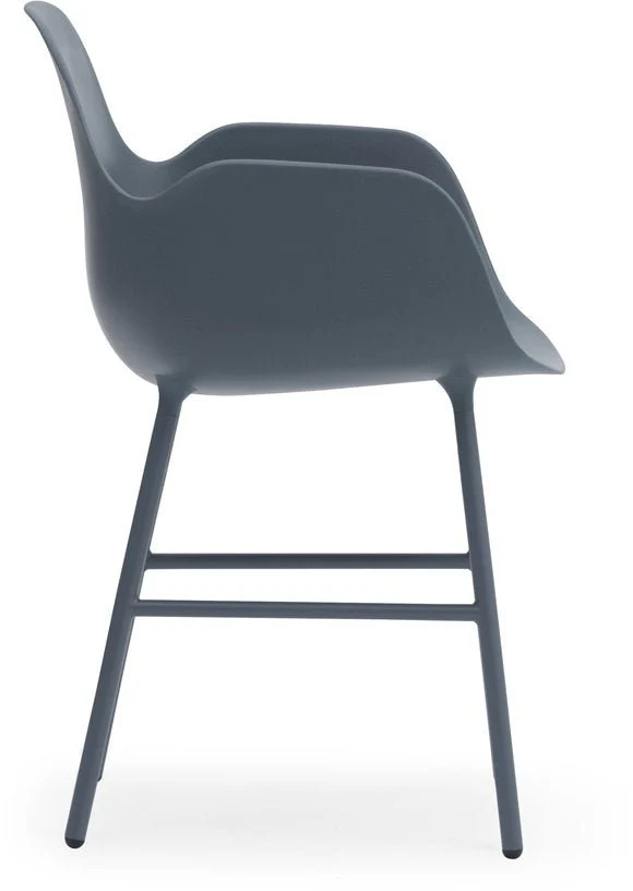 Chaise avec accoudoirs en acier et pp bleu Form - Normann Copenhagen