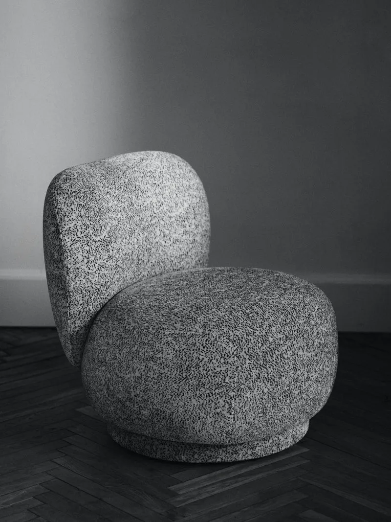 Fauteuil pivotant en velours poppy beige et noir Ricco Piccolo - Ferm Living