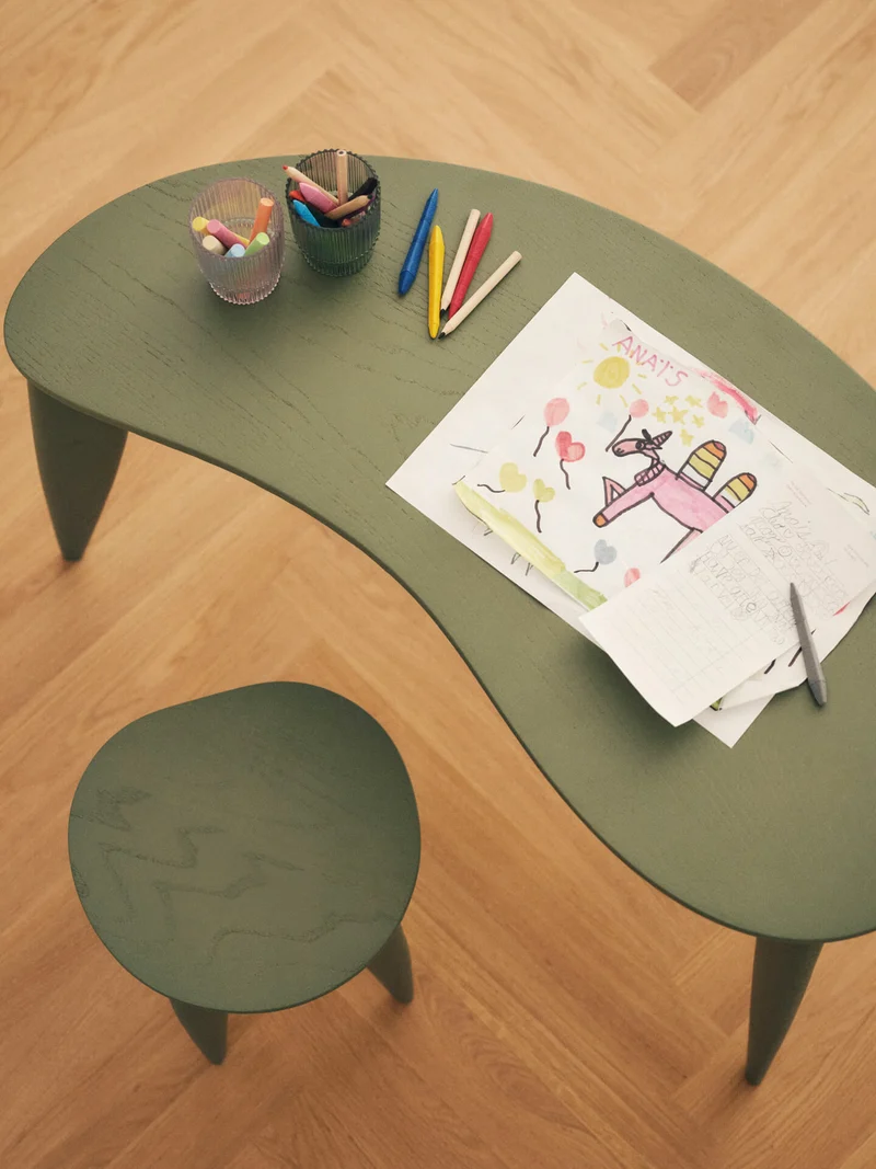 Bureau pour enfant en frêne vert 79 x 40,5 x 48 cm Feve - Ferm Living