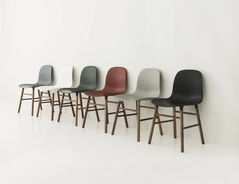 Chaise en noyer naturel et pp noir Form - Normann Copenhagen