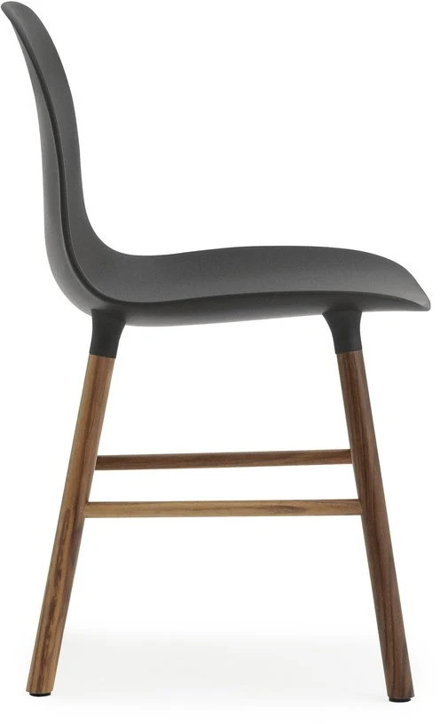 Chaise en noyer naturel et pp noir Form - Normann Copenhagen