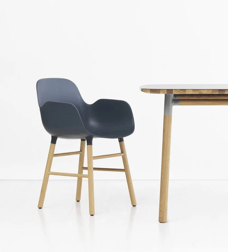 Chaise avec accoudoirs en chêne naturel et pp bleu Form - Normann Copenhagen
