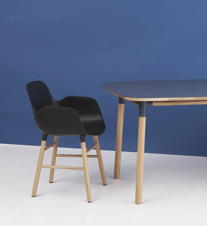 Chaise avec accoudoirs en chêne naturel et pp noir Form - Normann Copenhagen
