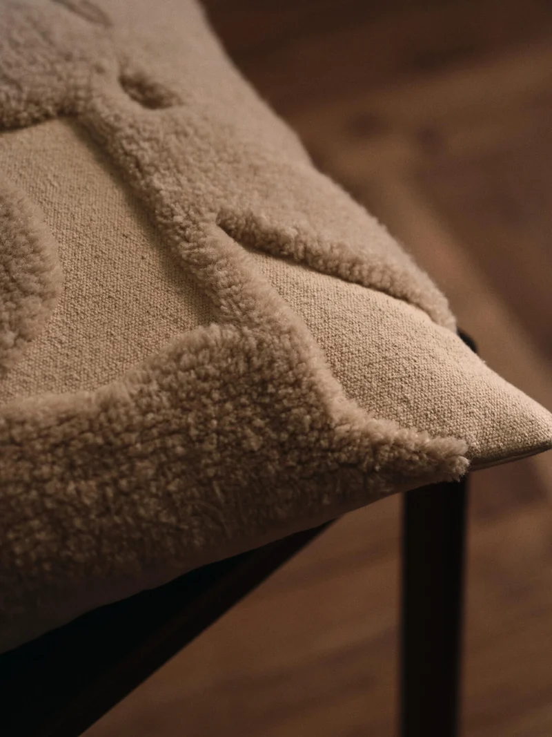 Coussin carré en laine tufté blanc et beige 50 x 50 cm Cilla - Ferm Living