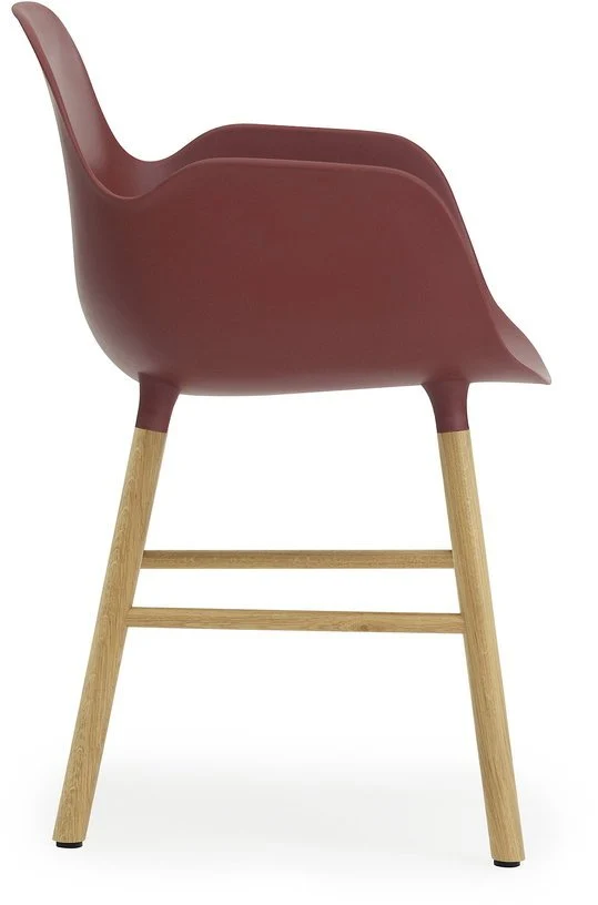 Chaise avec accoudoirs en chêne naturel et pp rouge Form - Normann Copenhagen