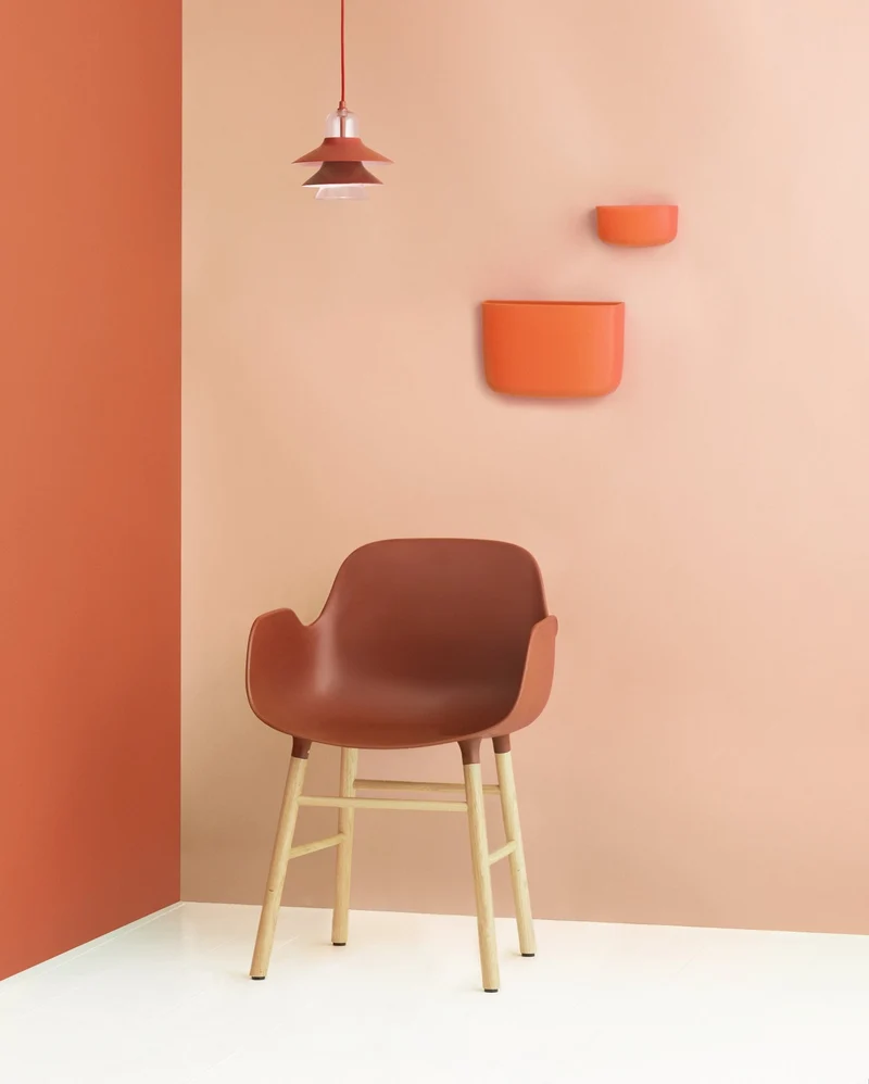 Chaise avec accoudoirs en chêne naturel et pp rouge Form - Normann Copenhagen