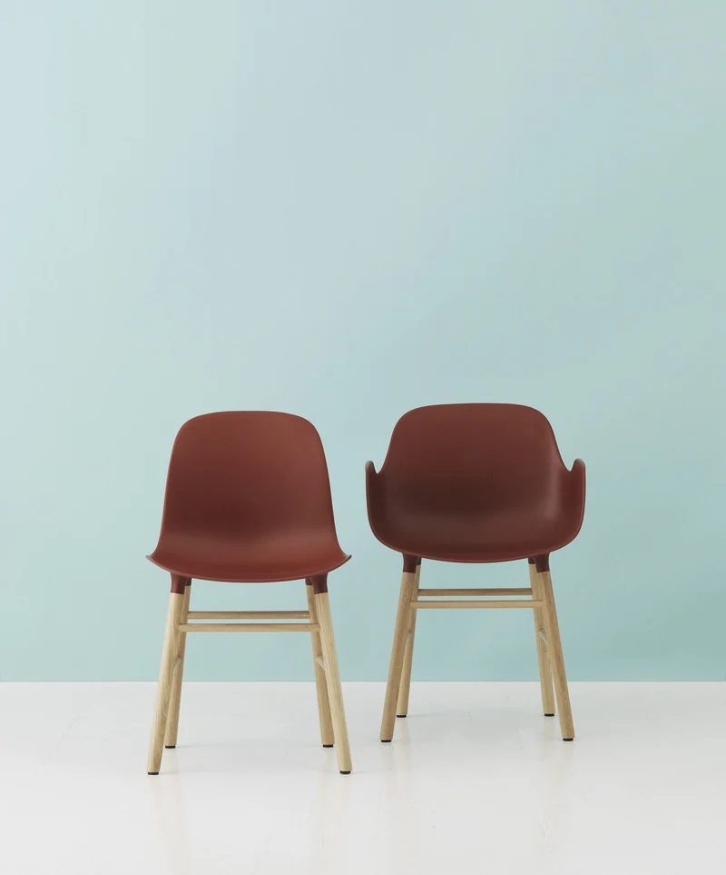 Chaise avec accoudoirs en chêne naturel et pp rouge Form - Normann Copenhagen