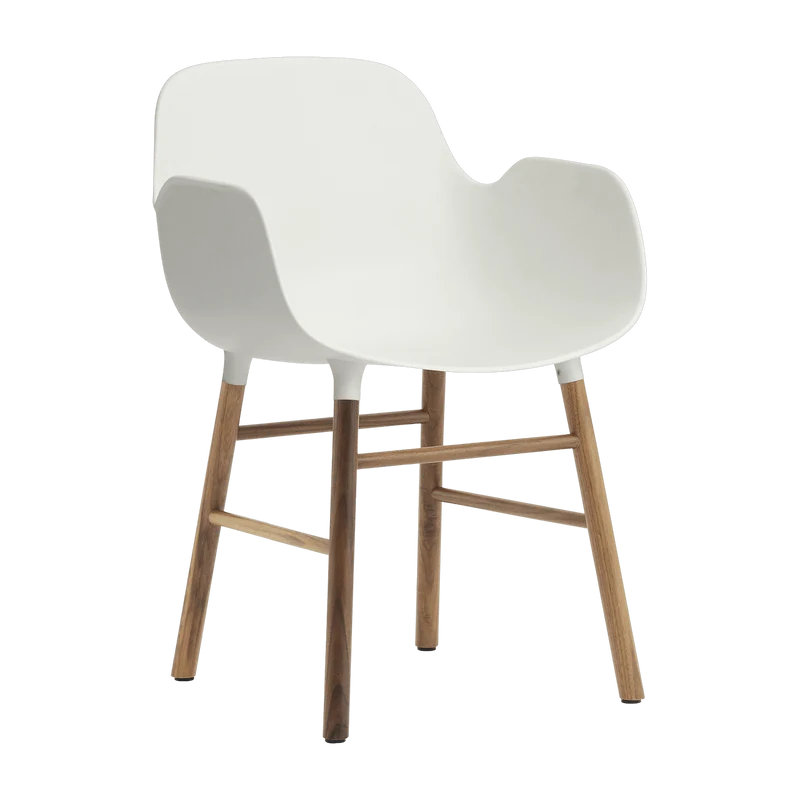 Chaise avec accoudoirs en noyer naturel et pp blanc Form - Normann Copenhagen