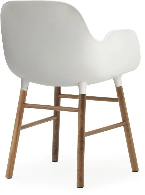 Chaise avec accoudoirs en noyer naturel et pp blanc Form - Normann Copenhagen