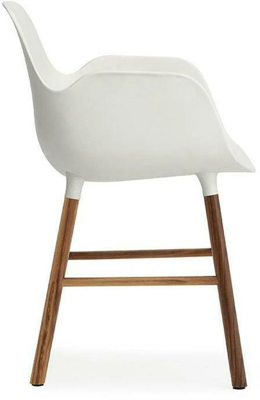 Chaise avec accoudoirs en noyer naturel et pp blanc Form - Normann Copenhagen