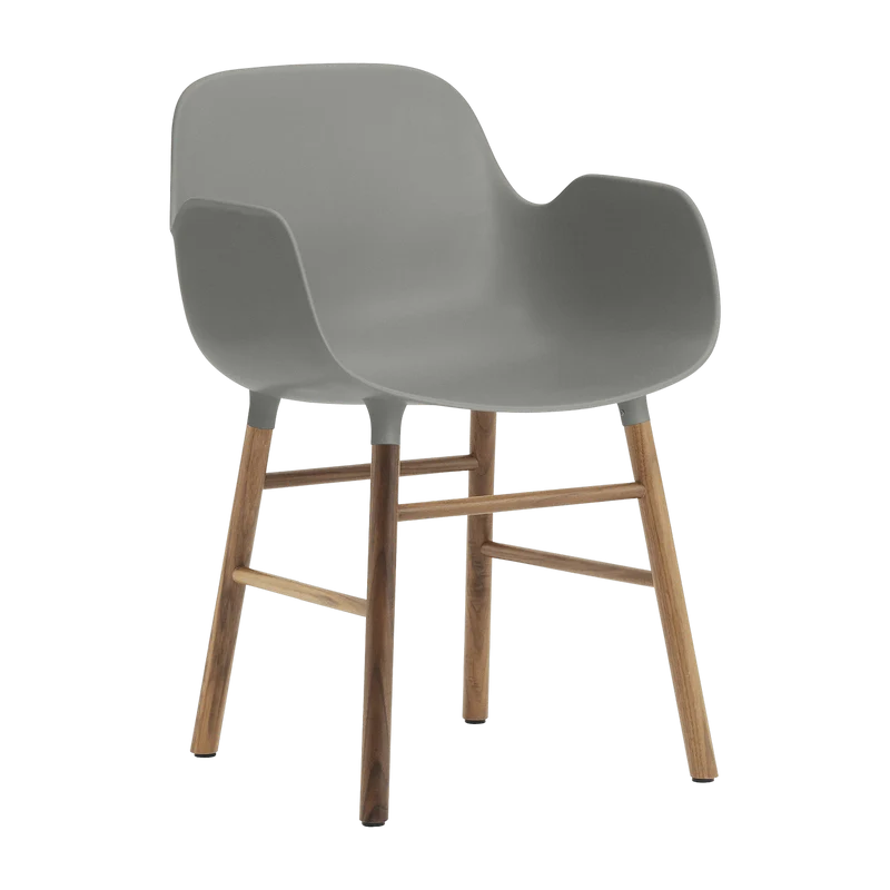 Chaise avec accoudoirs en noyer naturel et pp gris Form - Normann Copenhagen