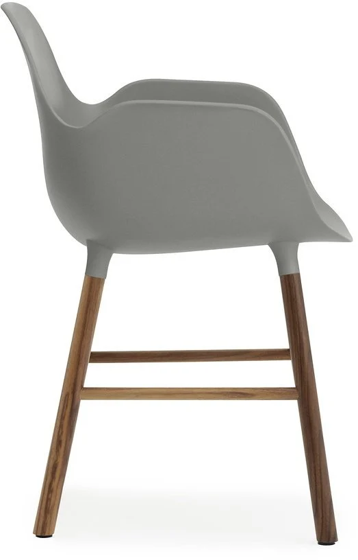 Chaise avec accoudoirs en noyer naturel et pp gris Form - Normann Copenhagen