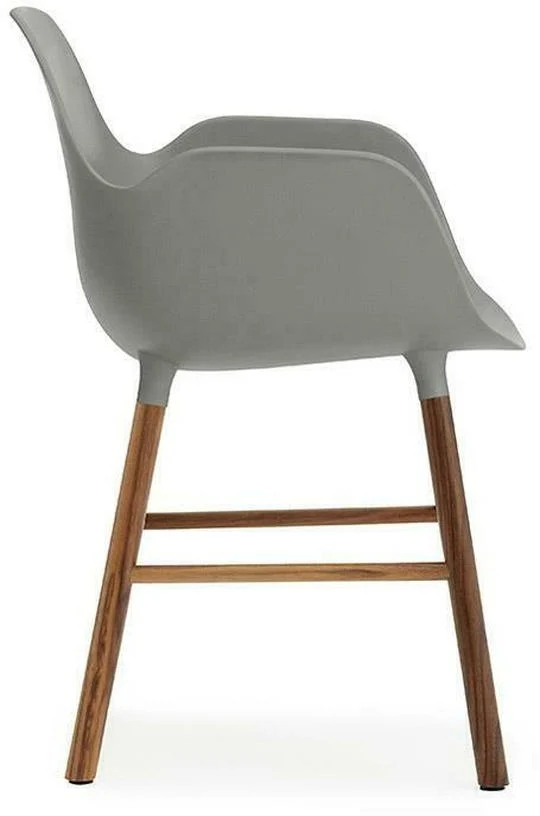 Chaise avec accoudoirs en noyer naturel et pp gris Form - Normann Copenhagen