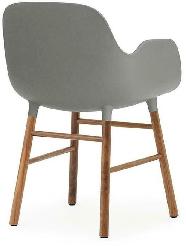 Chaise avec accoudoirs en noyer naturel et pp gris Form - Normann Copenhagen
