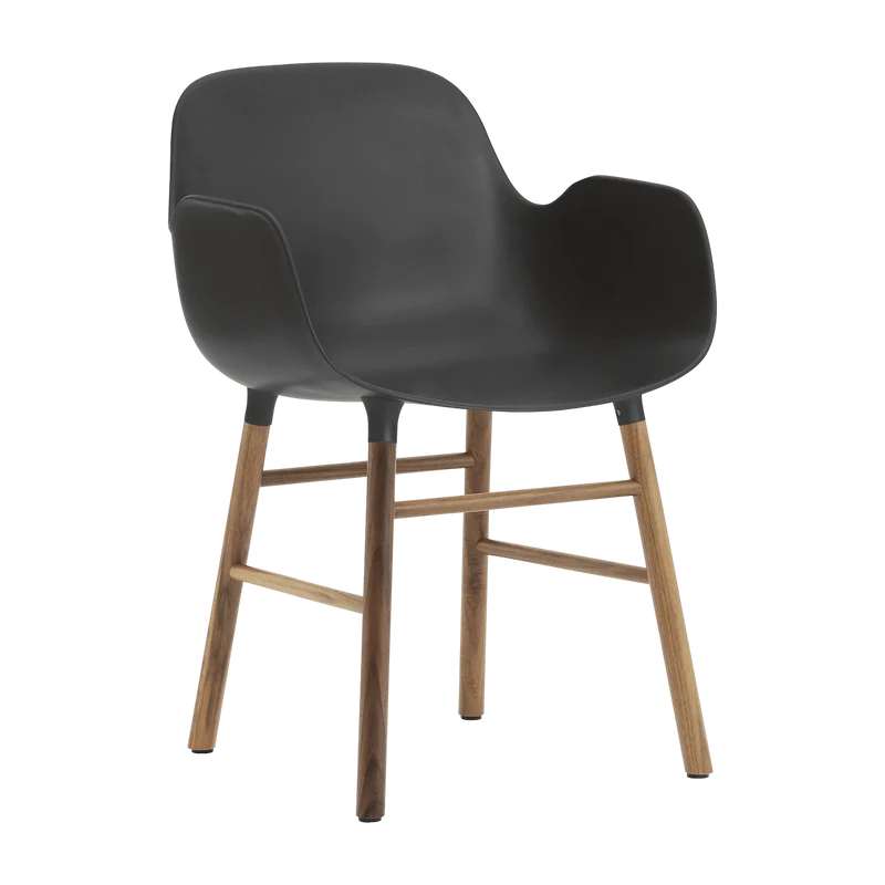 Chaise avec accoudoirs en noyer naturel et pp noir Form - Normann Copenhagen
