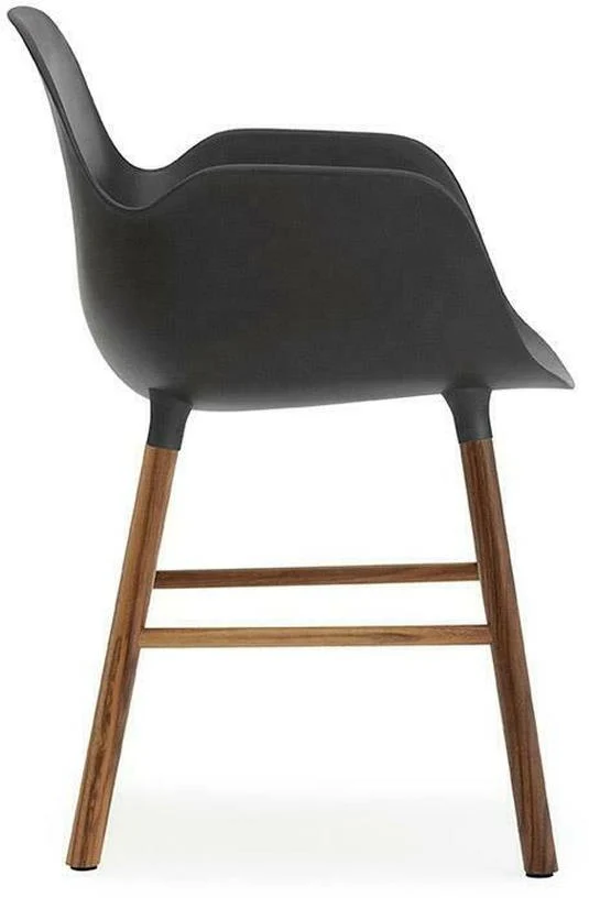 Chaise avec accoudoirs en noyer naturel et pp noir Form - Normann Copenhagen