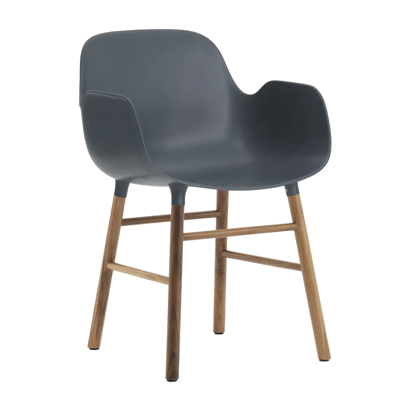 Chaise avec accoudoirs en noyer naturel et pp bleu Form - Normann Copenhagen