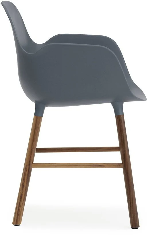 Chaise avec accoudoirs en noyer naturel et pp bleu Form - Normann Copenhagen