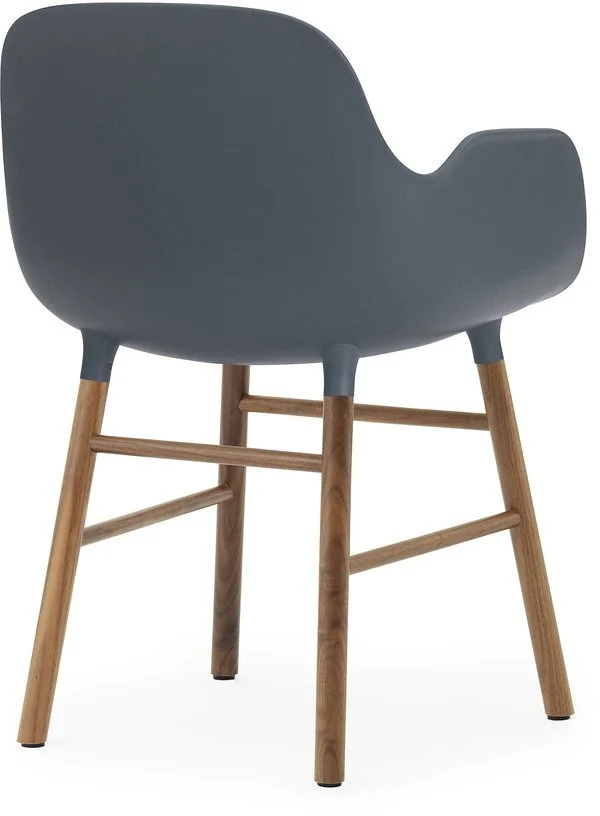Chaise avec accoudoirs en noyer naturel et pp bleu Form - Normann Copenhagen